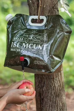 Hopfällbar vattenpåse på 7,5 liter med handtag och kran, för camping och friluftsliv.