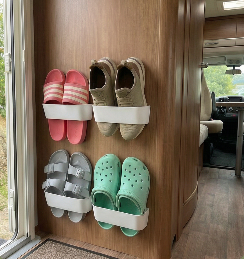 Självhäftande skohållare