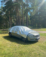 Bilskydd på husbil parkerad utomhus i skogen – Smart Camping tillbehör för husbil och husvagn