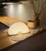 Vikbar boklampa i vitt med varmt sken – dekorativ belysning för husbil, husvagn och camping