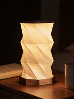 Sladdlös bordslampa med träbas och varm LED-belysning – perfekt för husbil och camping