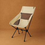 Beige hopfällbar campingstol med svarta metallben, perfekt för camping och husbil.