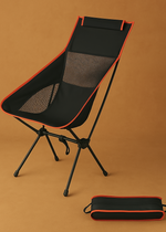 Svart hopfällbar campingstol med röda detaljer och medföljer bärväska, för camping och husvagn.