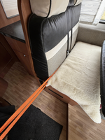 Dörrsäkring i orange monterad i husbilsinteriör – försvårar inbrott vid camping