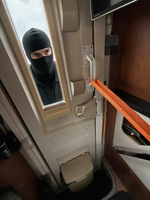 Demo av dörrsäkring i husbil – inbrottstjuv utanför fönstret hindras av säkerhetsspärren