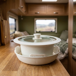 Vit gryta med lock på träbänk i husbilskök – Smart Camping tillbehör för matlagning i husbil och husvagn