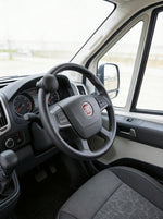 Interiör i husbil med ratt och instrumentpanel – Fiat Ducato husbil tillbehör Smart Camping