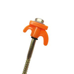 Orange skruvformad tältpinne med vinghandtag för enkel markförankring vid camping och husvagn.