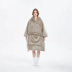 Dam i beige oversized hoodie-filt, helkroppsvy, vit bakgrund – camping.