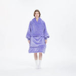 Dam i lila oversized hoodie-filt, helkroppsvy, vit bakgrund – camping.