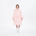 Dam i ljusrosa oversized hoodie-filt, helkroppsvy, vit bakgrund – camping.