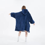Baksida av dam i marinblå oversized hoodie-filt, vit bakgrund – camping.