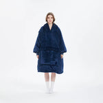 Dam i marinblå oversized hoodie-filt, helkroppsvy, vit bakgrund – camping.