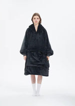 Dam i mörkblå oversized hoodie-filt, produktbild på vit bakgrund – camping och friluftsliv.