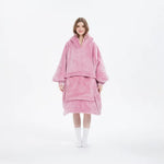Dam i rosa oversized hoodie-filt, helkroppsvy, vit bakgrund – camping.