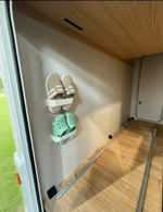 Sandaler och crocs hängande på vägg inne i husbil – praktisk skoförvaring med väggkrokar för camping och vanlife