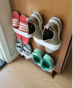 Väggmonterat skorack i husbil med rosa tofflor och gröna crocs – smart skoförvaring utan golvutrymme för camping