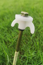 Skruvformad tältpinne med vit vingmutter för att förankra markis och tält vid camping och husvagn.