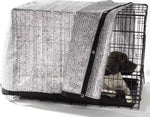 Solskydd och värmeskydd av reflekterande material draperat över hundbox, perfekt för camping och husvagn.