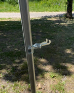 Metallstång med krokfästning utomhus – del av solskydd eller vindskydd för husvagn och husbil