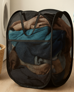Svart hopfällbar tvättkorg i nylon, perfekt för smutstvätt i husbil eller på camping.